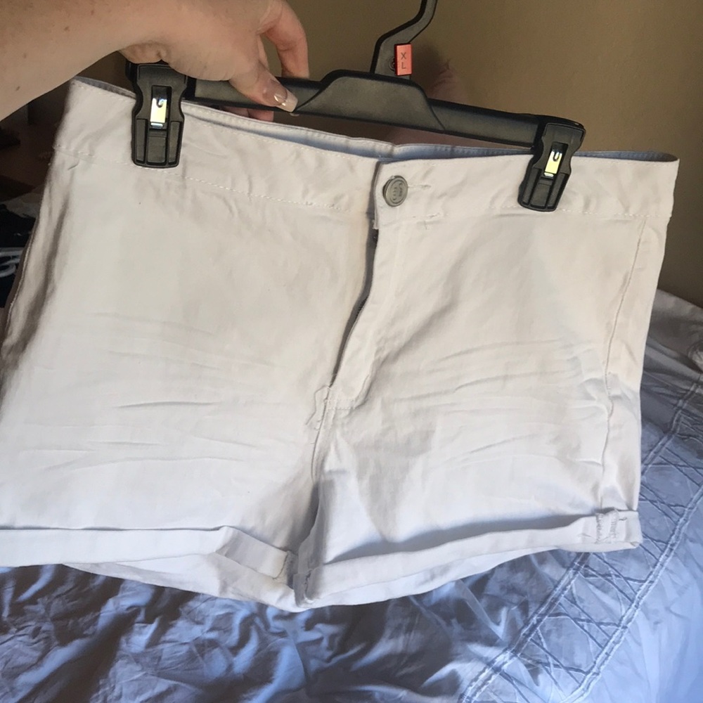 High-waisted denim short, extreme stretch! White, size XL. Not see-through.